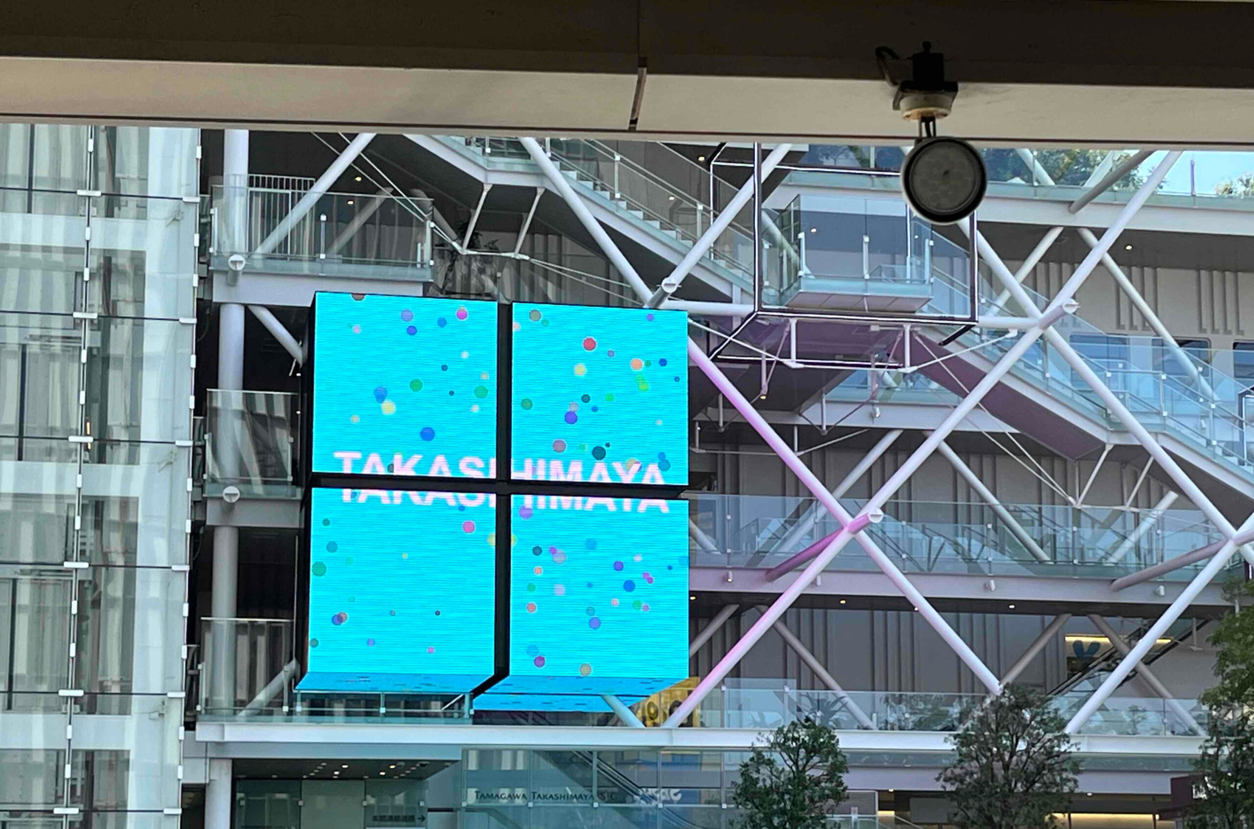 南館壁面のオープンキューブに、14人の参加者のオリジナルジェネラティブアートが実装された！